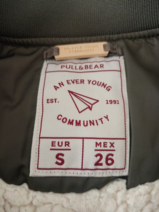 Vând geaca sport Pull&Bear, produs de calitate superioara mărimea S.
