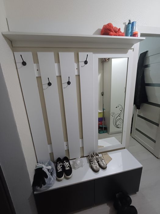 Кухынный гарнитур, прихожка, стол