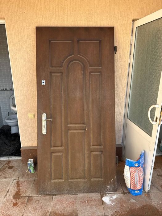 Продам входную дверь