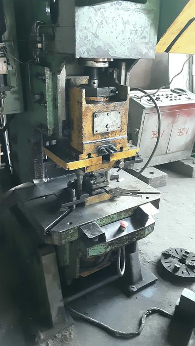 Vand presa mecanica de precizie cu forta de presare de 250 KN