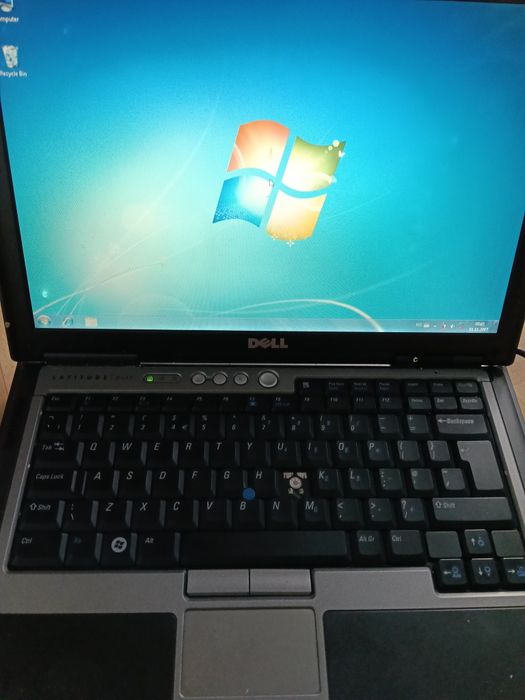 Un laptop retro folosit DELL ăsta i laptopul vine cu hard disk bun puterea destituire medie