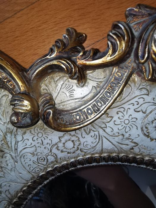 Огледало с височина 45 см и ширина 35 см супер стилно с гръб от плюш