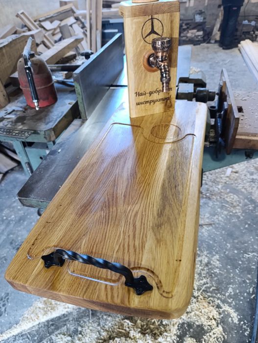 Дъска за мезета с диспенсър за алкохол