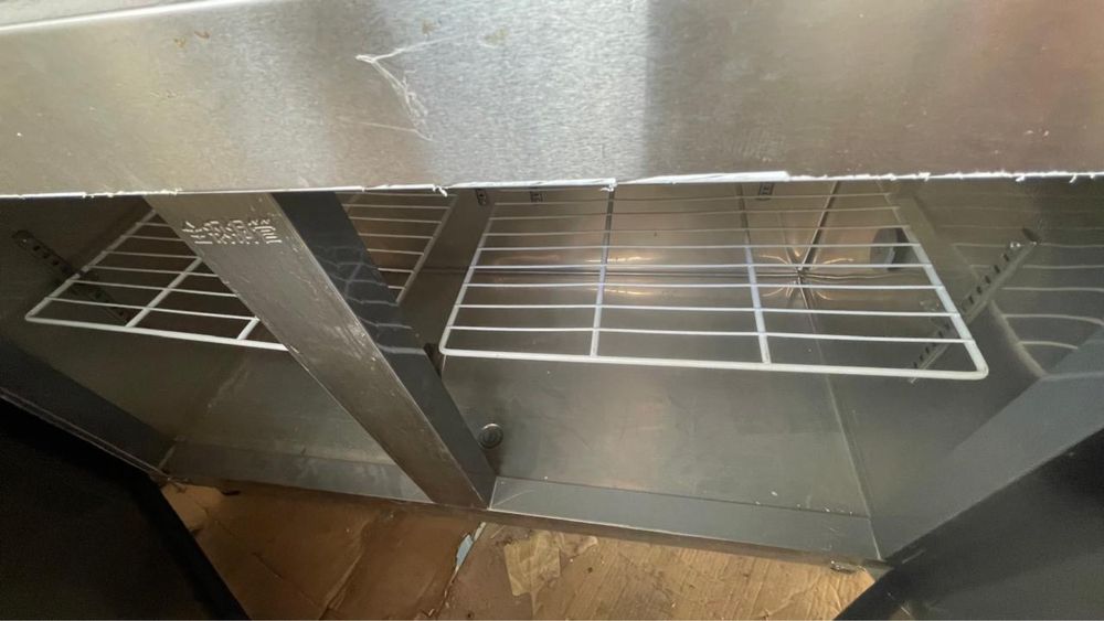 Продам промышленный холодильник стол