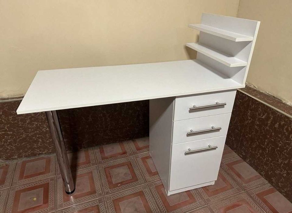 Маникюрный  столик