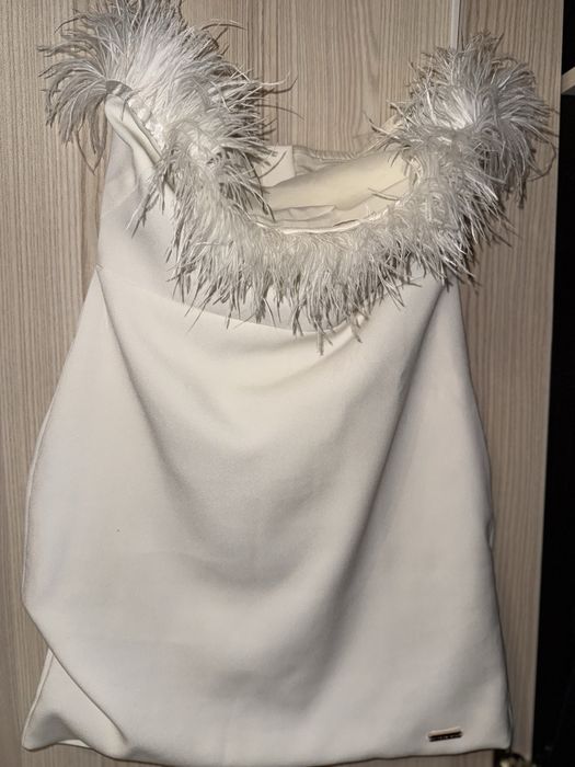 Бяла рокля с пера