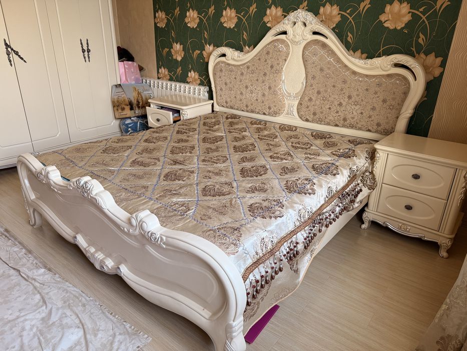 Двуспальная кровать с тумбочками