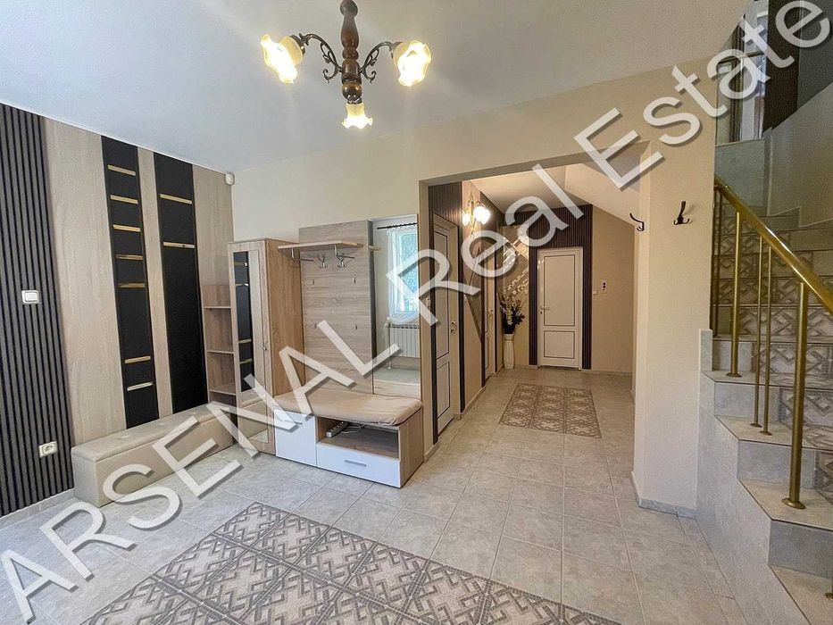 Дава се под наем Къща в София, Симеоново - 350 кв.м за 2000 € - Снимка #1