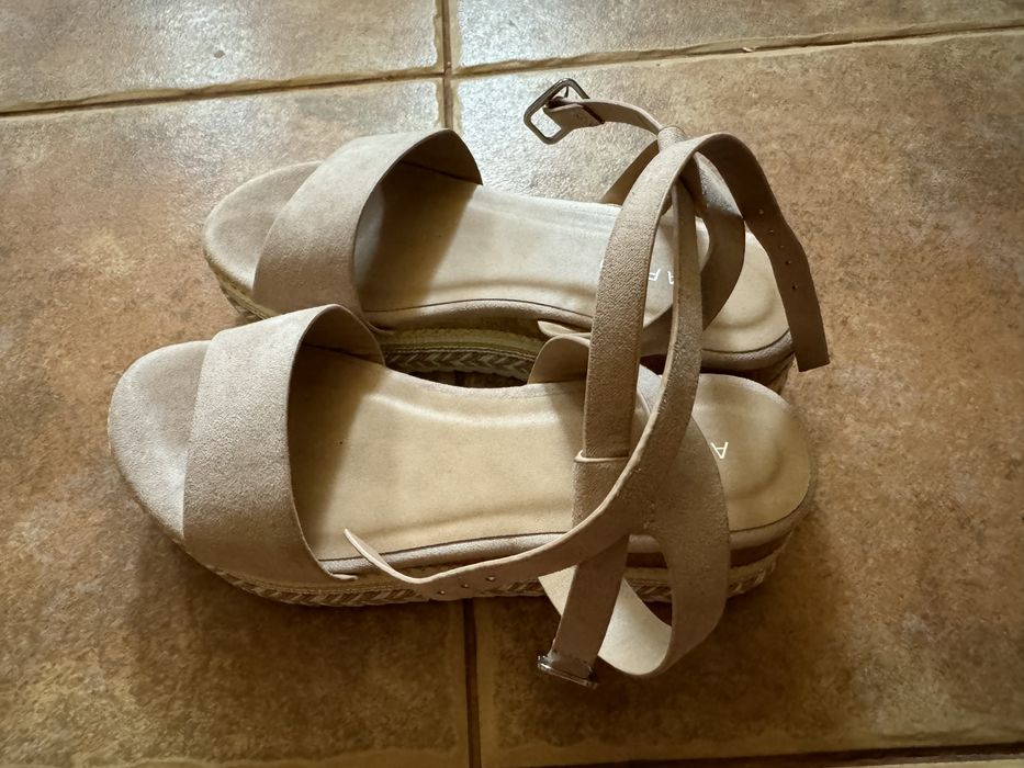 Sandale cu platforma roz pal marime 35