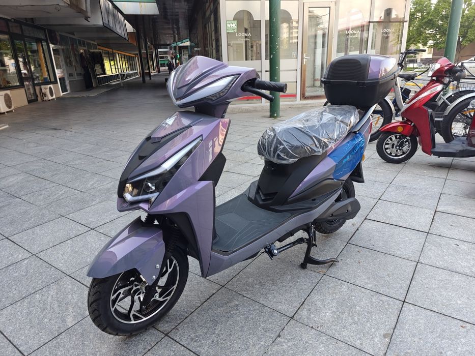 Scuter electric SC1500 cu putere de 1500 W, viteza maxima de 25 km/h, conform reglementarilor UE, fara permis
Scuterul electric vine echipat cu un mot