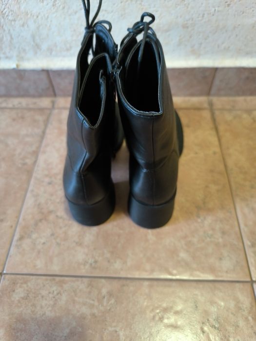 Продавам ботички кожени