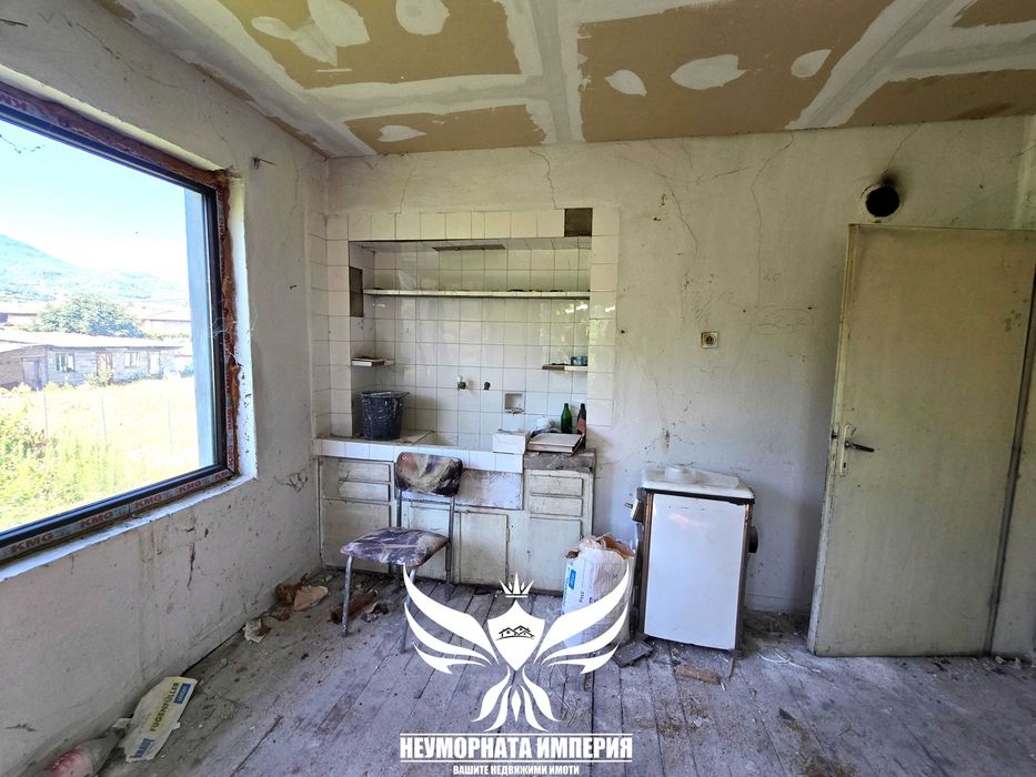 Продавам двуетажна къща 160РЗП и селскостопанска сграда 50кв.м. с широк двор 850кв.м. в с.Тополово