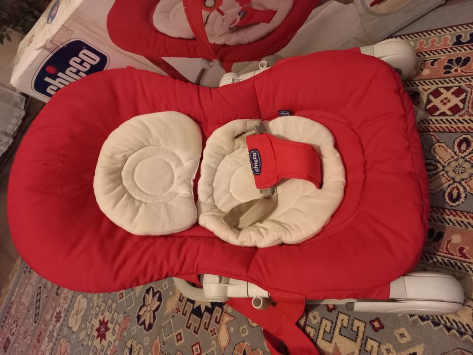 Шезлонг с игрушками