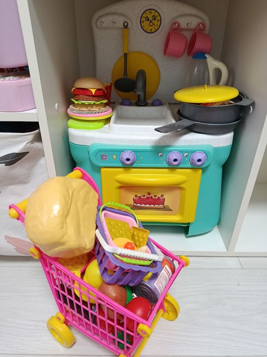 Кухня  с посудой, техникой, продуктами