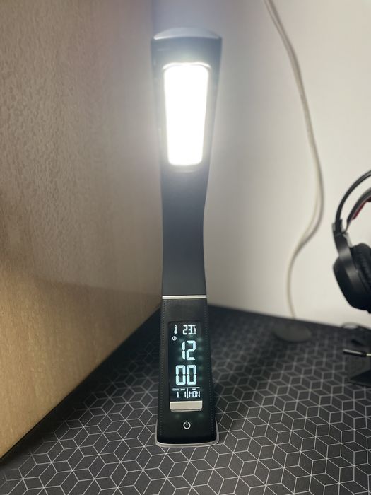 Lampă de birou cu alarmă, temp., ceas, diverse moduri de iluminare.