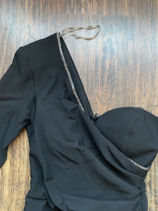 Rochie superba pe un umar