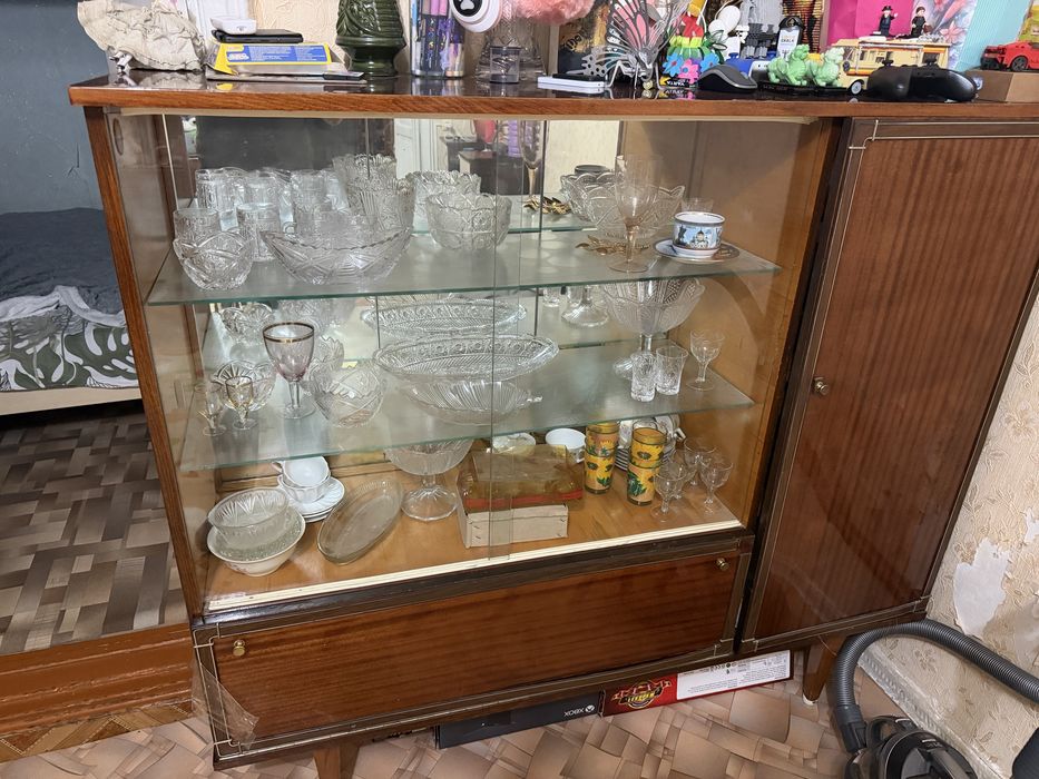 Сервант времён СССР.