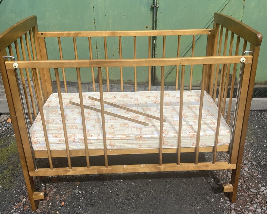 Продам детскую кроватку с матрасом