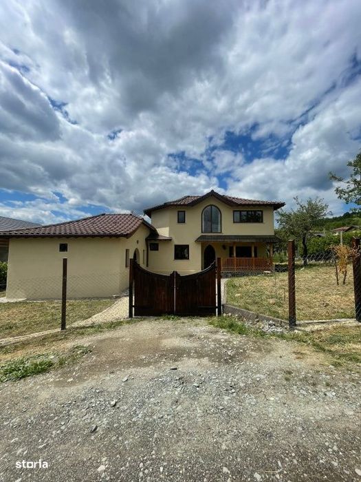 Casa ecologica din beton de canepa, 200 mp, 11 arii teren, zona Tautii
