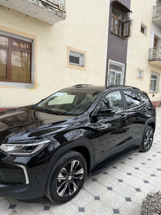 Tracker 2023 yili qora