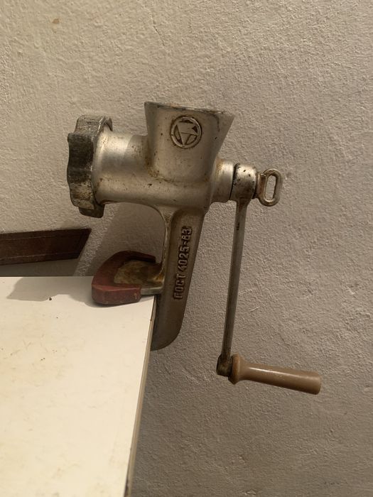 Чугунные мясорубка и пеььменница