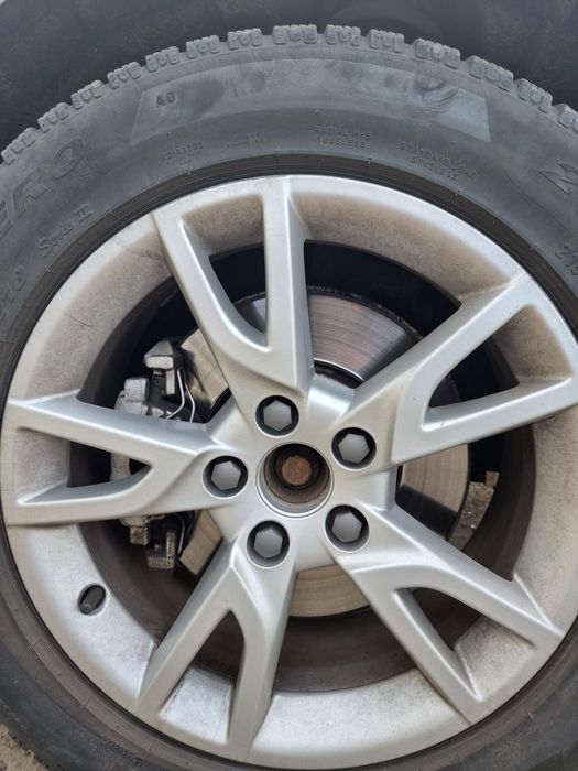 Anvelope 215 60 17 de iarnă cu jante din aliaj Q3