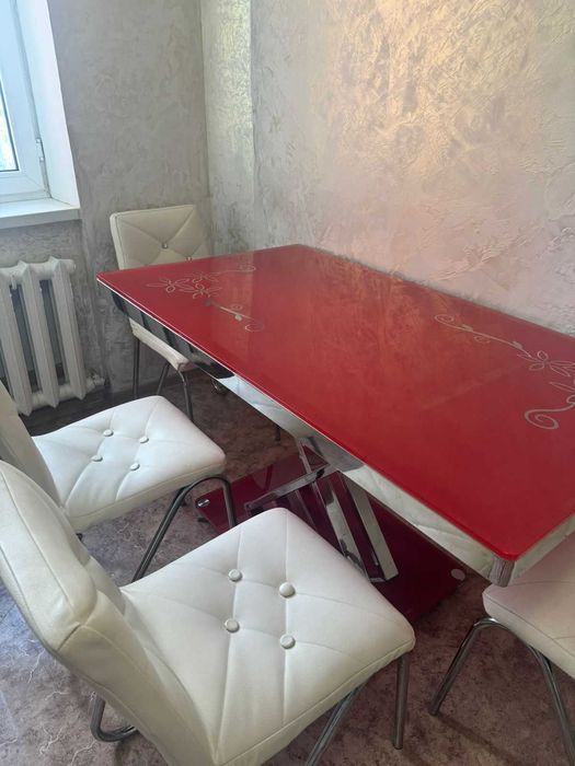 стеклянный стол и стулья