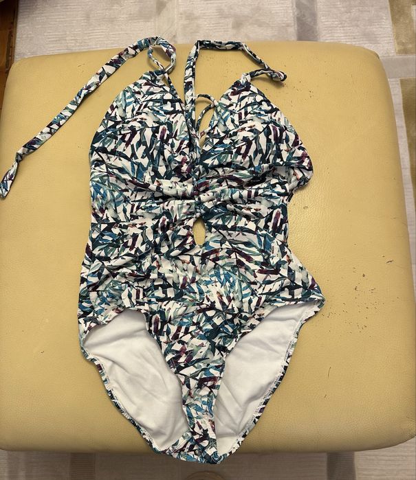 Costum de baie întreg KVL, marime S,model tropical elegant, stare foarte bună