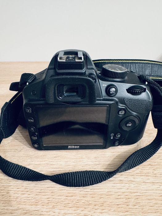 Nikon D3200, folosit foarte putin, impecabil, cu obiectiv 18-55 mm