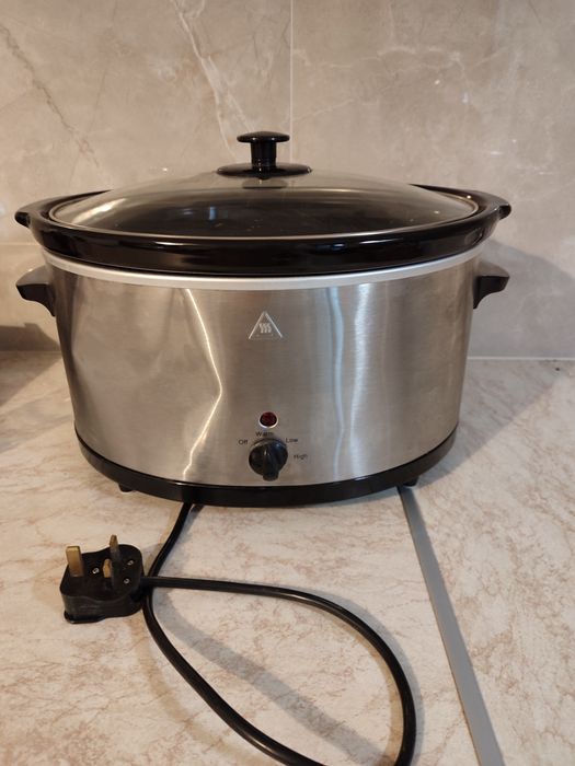 Slow cooker cu capac