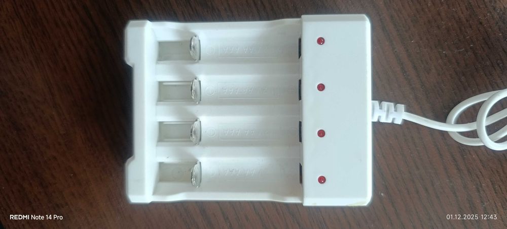 Зарядно за батерии с четири гнезда.