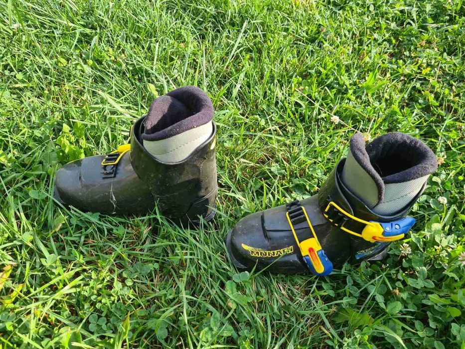 Детски ски обувки и щеки