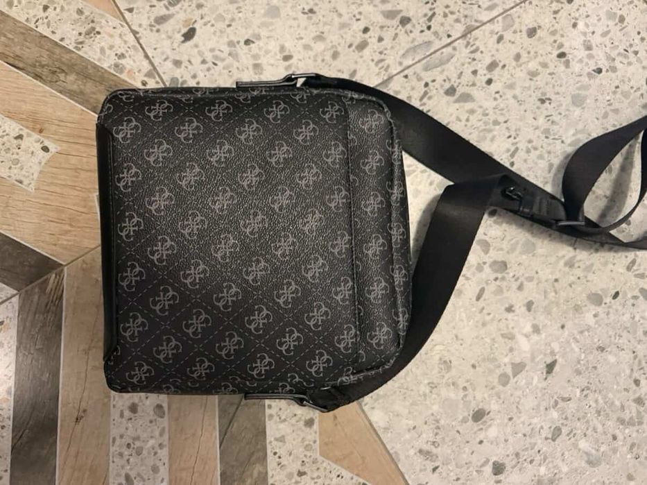 Черна чанта Guess