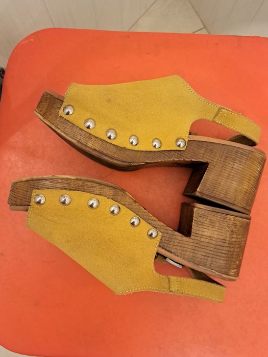 Vand saboti piele intoarsa,marca Moffl