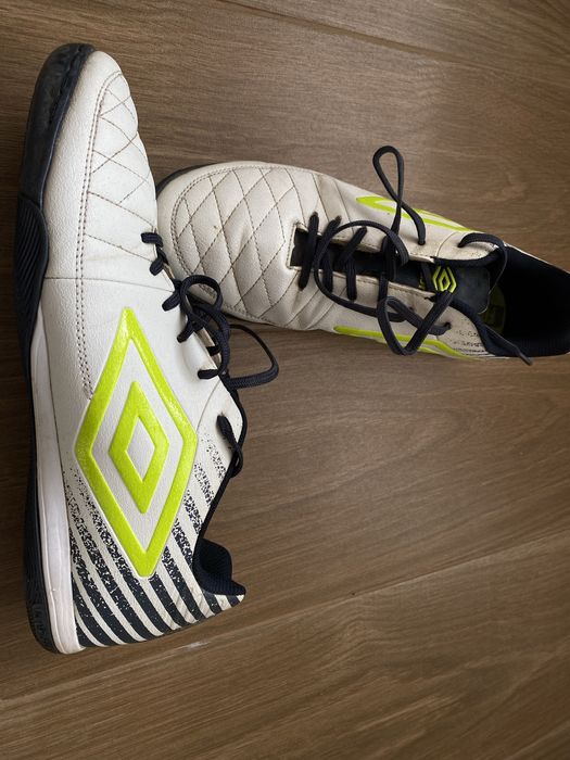 Футболни обувки за зала