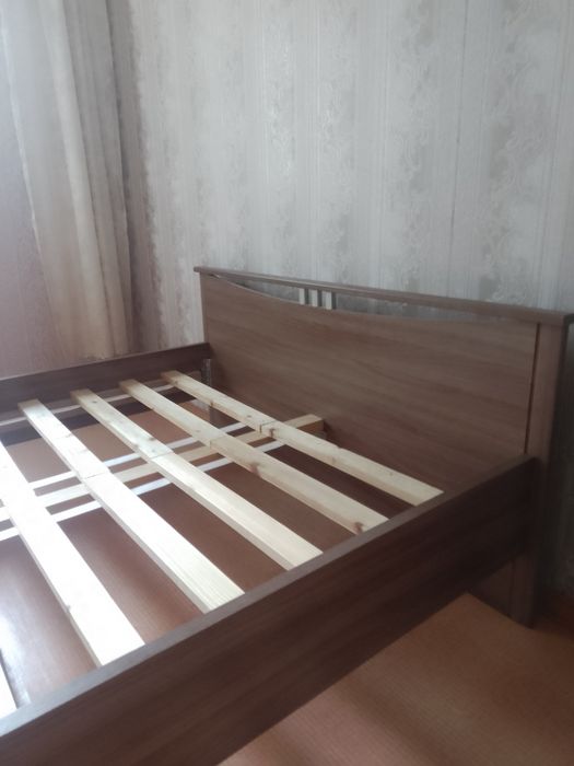 Кровать с матрасом.