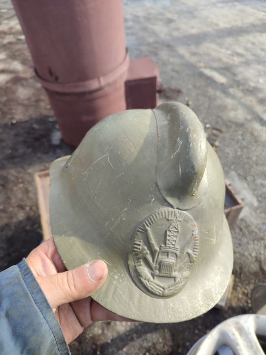 Каска пожарника монета