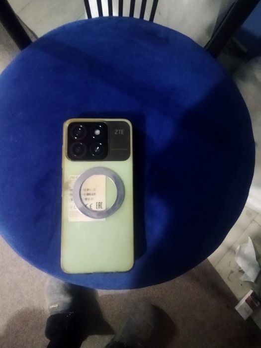 Продам срочно телефон