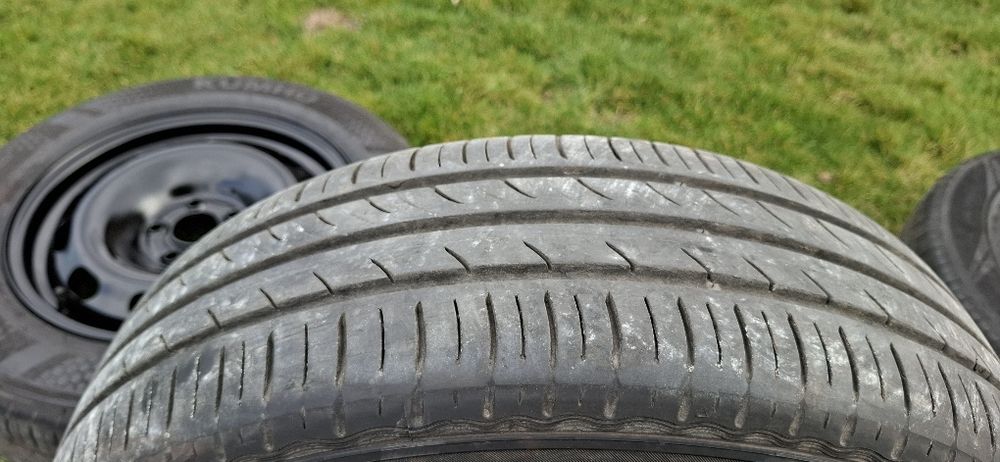 Vând anvelope de vara pe jenti 195 /65 /R15 in stare foarte buna.DOT 2