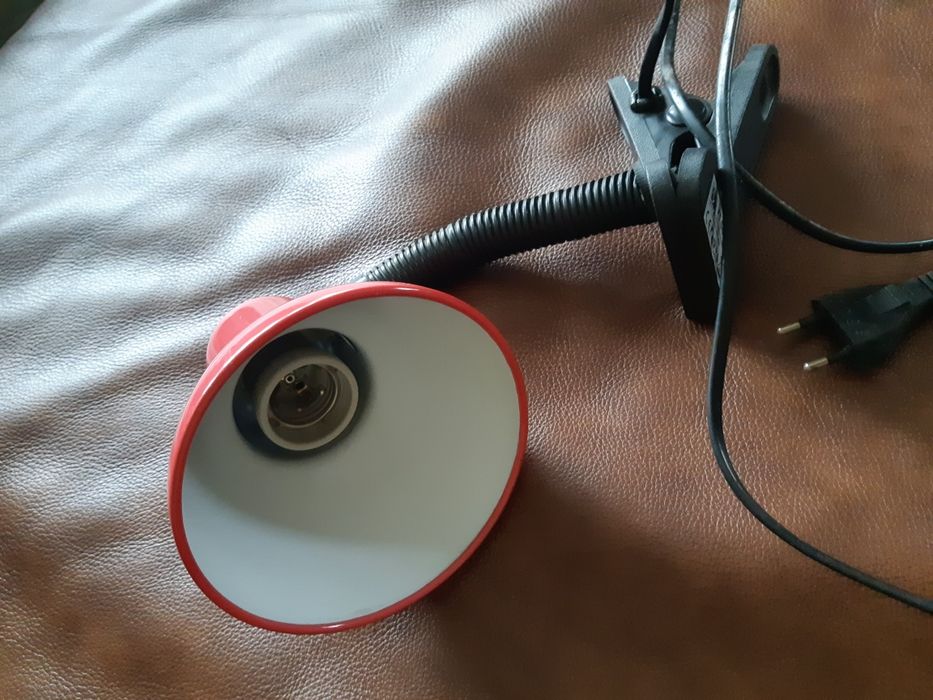 Настолна лампа с щипка