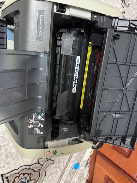Hp LaserJet P 1010 Printer yaxshi ishlidi Kabellari bor Srochno
