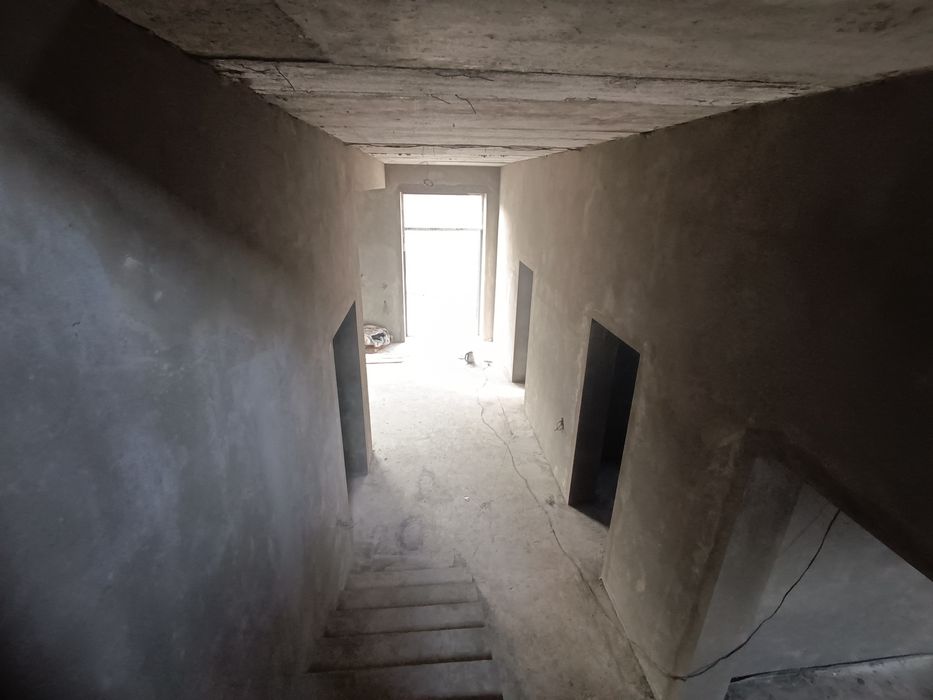 Уй сотилади 4 сотих, 2 этаж, 7 та хонали, 3 та санузел бор!!!