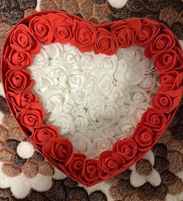 Кутия с вечни рози и перлички