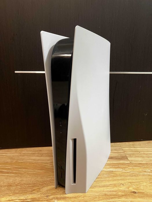 Vând Playstation 5 Standard Edition [cu disc]