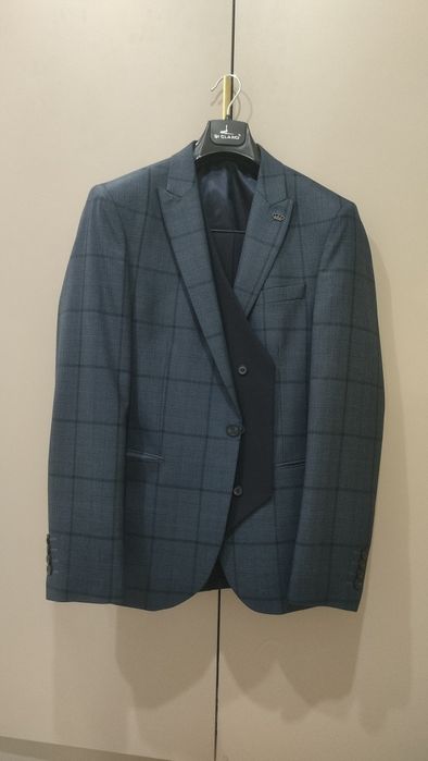 Продам костюм тройка