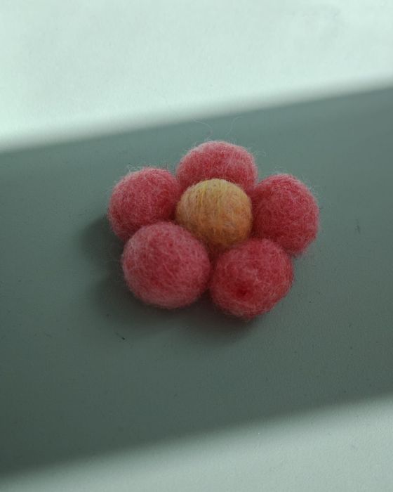 Broșe Handmade din Lână Împâslită – Modele Unice și Delicate