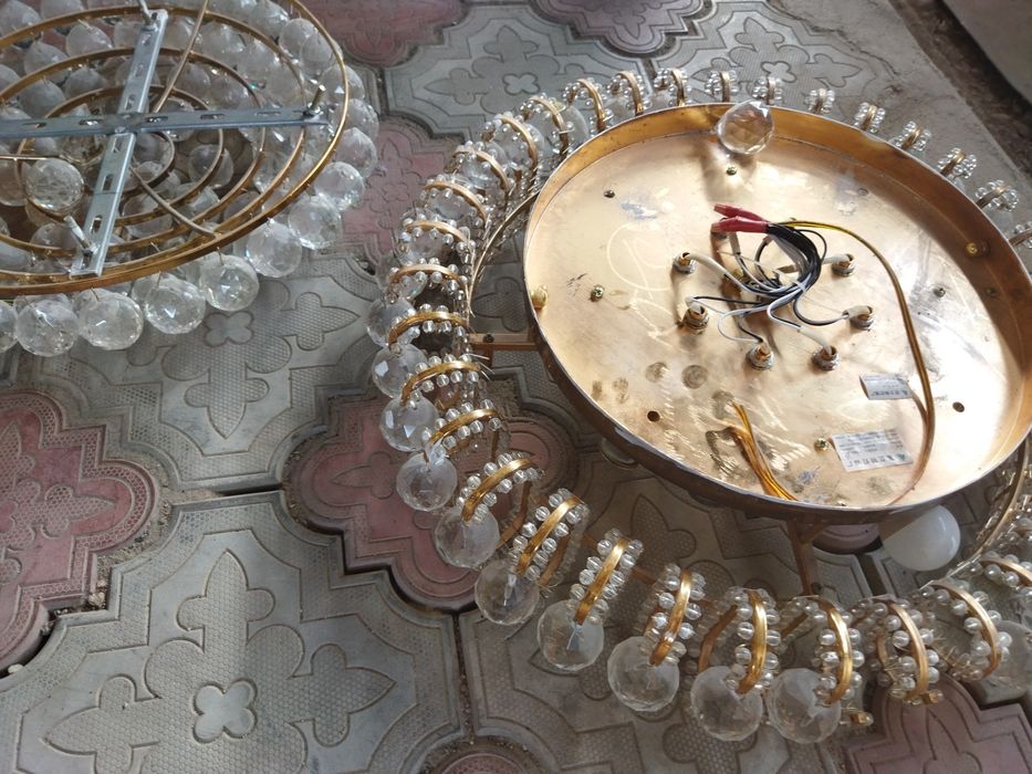 Продаеться люстра