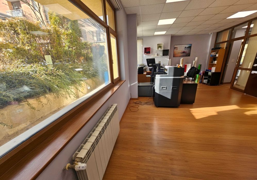 Завършен и обзаведен офис кв. Овча купел. Дворно пространство.