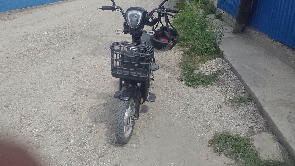 Электро скутер леет 250Ват Макс 65км в очень хорошем состоянии на ходу