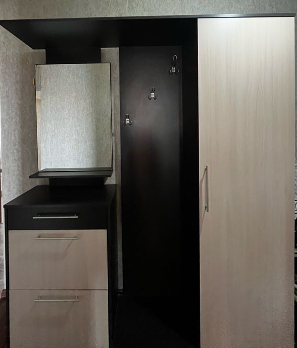 Продам мебель стенка , прихожая , стол тумба